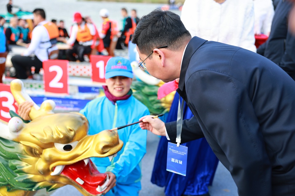 img, 周边也同步